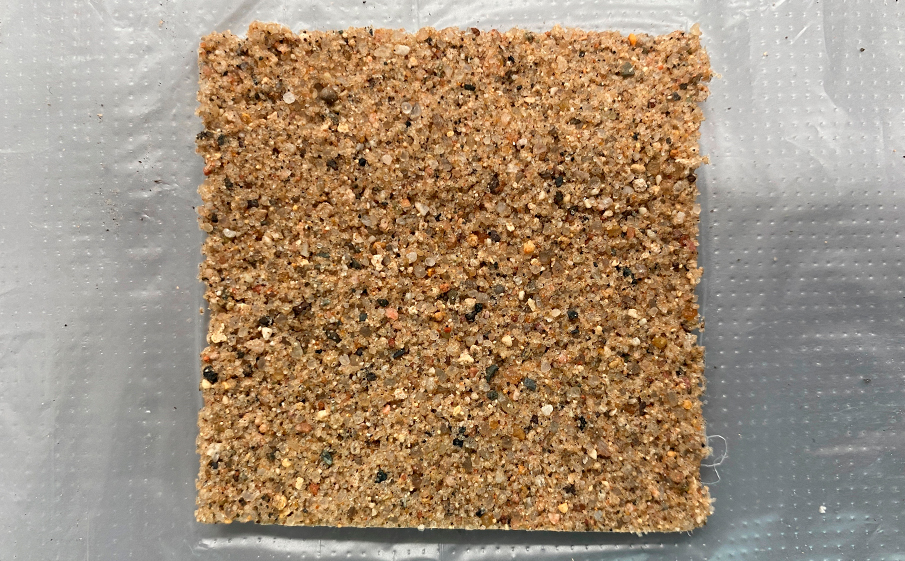 Модифицированный песок quick-mix «FUGENSAND PLUS» FUS для заполнения швов, темно-песочный 25 кг