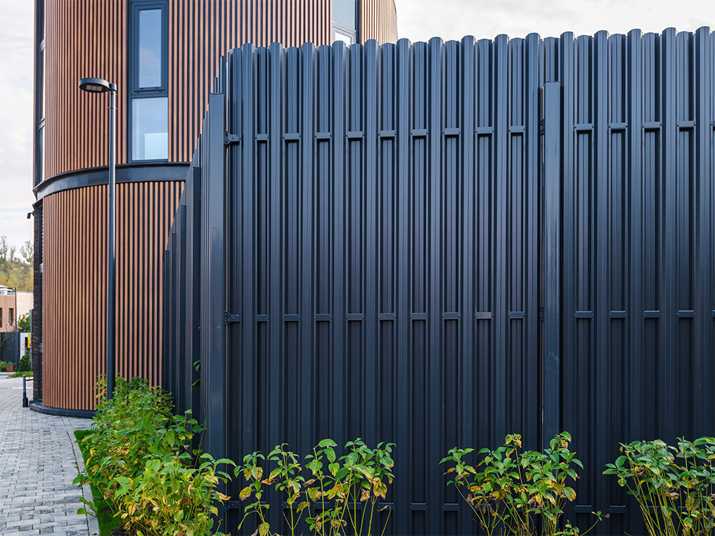 Штакетник П-образный А фигурный 0,45 PE Double RAL 7016 антрацитово-серый