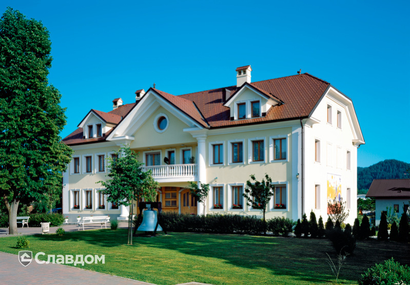 Здание с крышей из черепицы Creaton Biber Klassik Kupferrot engobiert