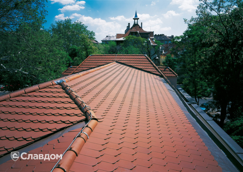 Жилой дом с черепицей Creaton Biber Klassik Braun Engobiert. Многоскатная кровля.