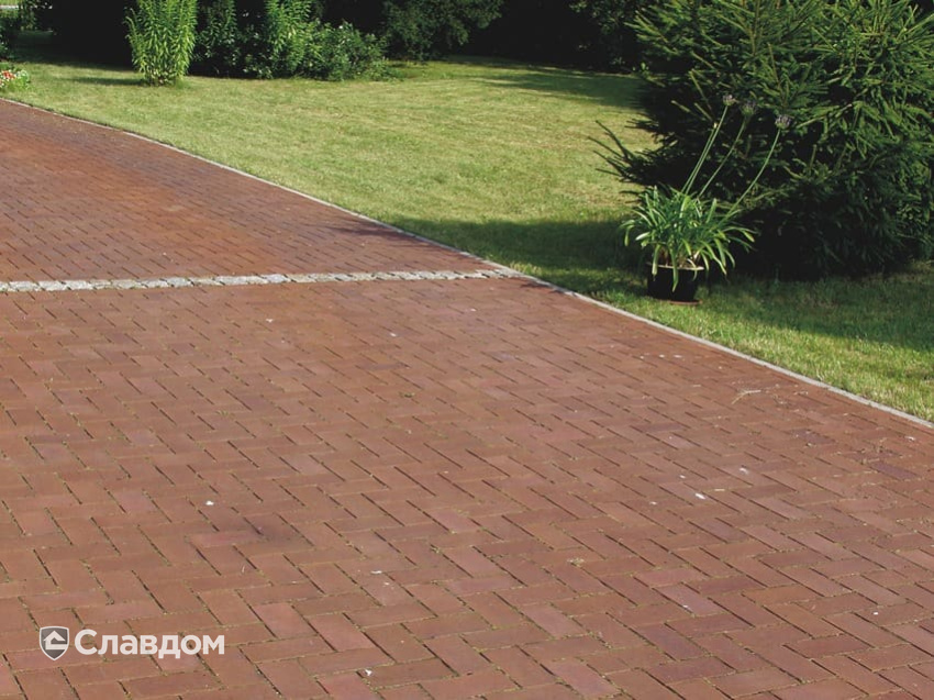 Территория частного дома с применением брусчатки Penter Holstein