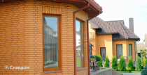 Дома с облицовкой из кирпича Керамейя янтарь