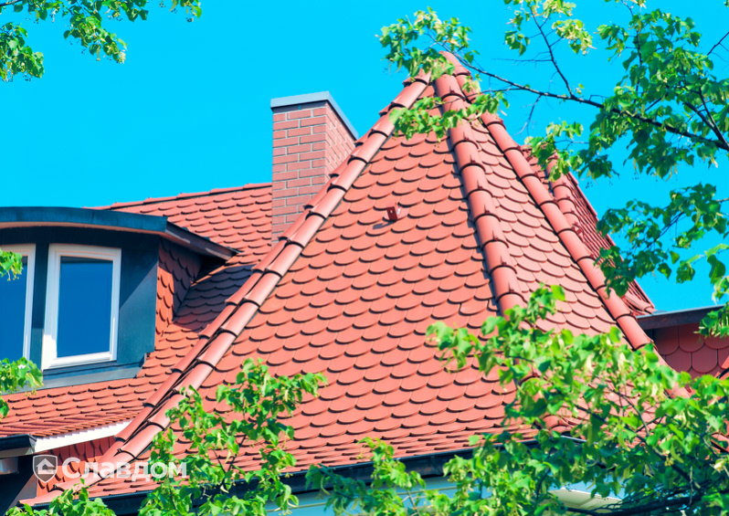 Жилой дом с бассейном с крышей из черепицы Creaton Biber Klassik Naturrot