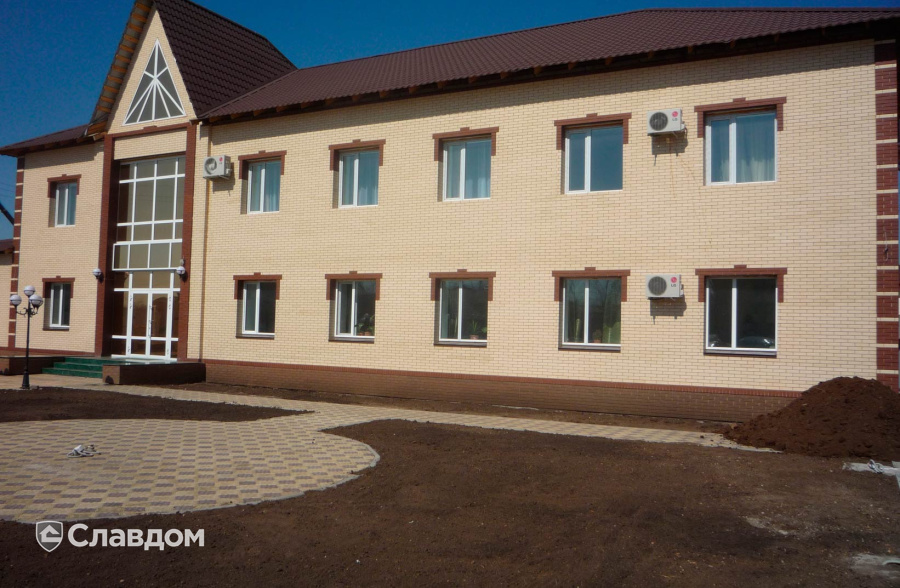 Многоэтажный дом с облицовкой из кирпича Керамейя жемчуг