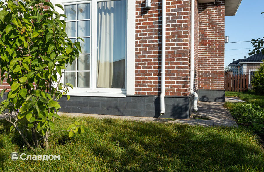 Частный дом с облицовкой плиткой Roben Formback Buntgeflammt