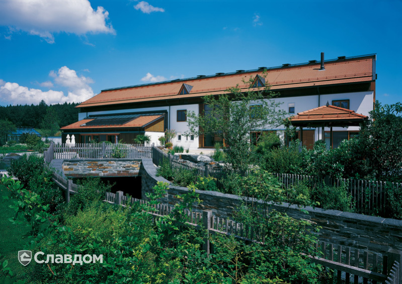 Жилой комплекс с крышей из черепицы Creaton Domino Naturrot