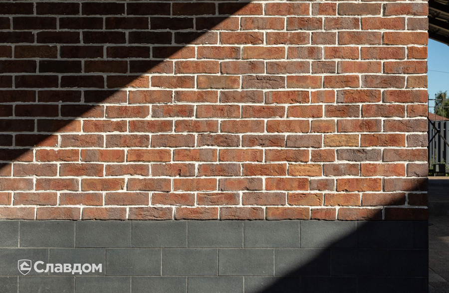 Частный дом с облицовкой плиткой Roben Formback Buntgeflammt