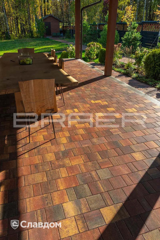 Частный дом с мощением тротуарной плиткой BRAER Старый город Color Mix Мальва