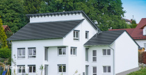 Дом в коттеджном поселке с крышей из черепицы Creaton Domino Schieferton Engobiert