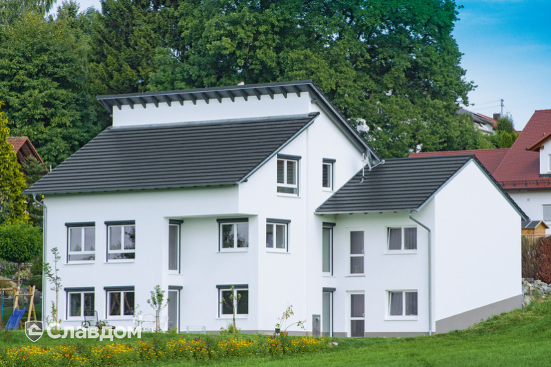 Дом в коттеджном поселке с крышей из черепицы Creaton Domino Schieferton Engobiert