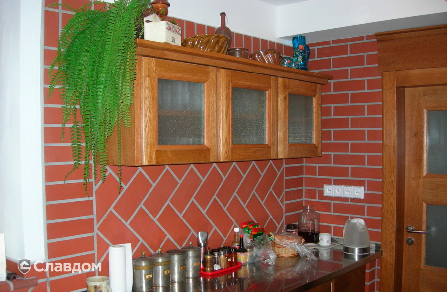 Интерьер с плиткой Stroeher Terra 215 patrizierrot