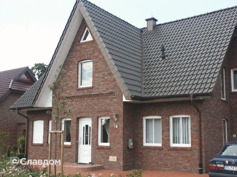 Одноэтажный дом с облицовкой кирпичом Terca Paarsblauw