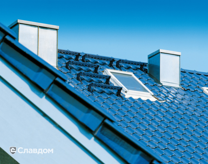 Дом в лесу с крышей из черепицы Creaton Futura Dunkelblau