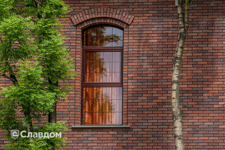 Здание с применением облицовочного кирпича LHL CLASSIC 03-01-15-0100-1