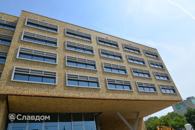 Здание фламандского правительства с облицовкой кирпичом Terca Sussex Multi Gesinterd