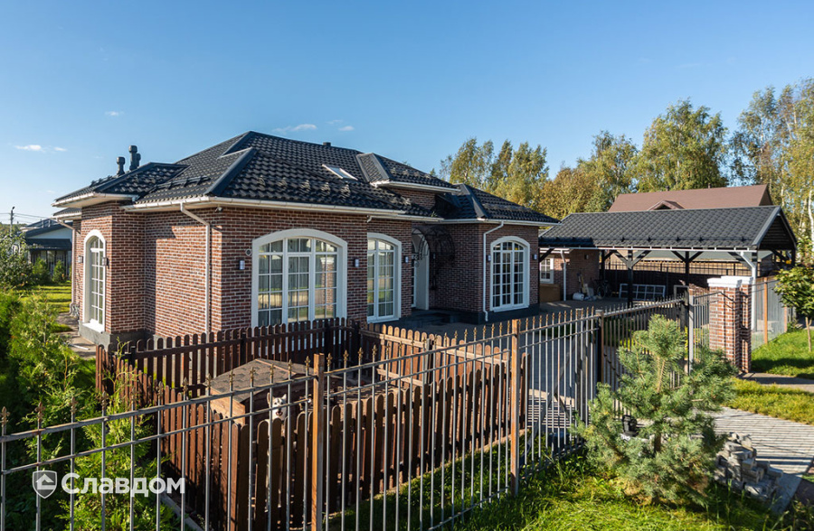 Частный дом с облицовкой плиткой Roben Formback Buntgeflammt