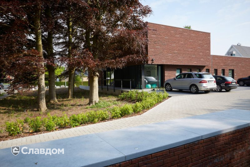 Стоматология в Кортрейке с облицовкой кирпичом Terca Wasserstrich Special E1 и Blauw-Rood Genuanceerd