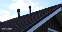 Крыша частного загородного дома выполнена композитной черепицей AeroDek (DECRA) Classic цвет антрацит