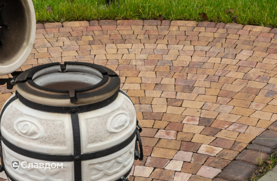 Частный дом в Ленинградской области с мощением плиткой Braer Классико