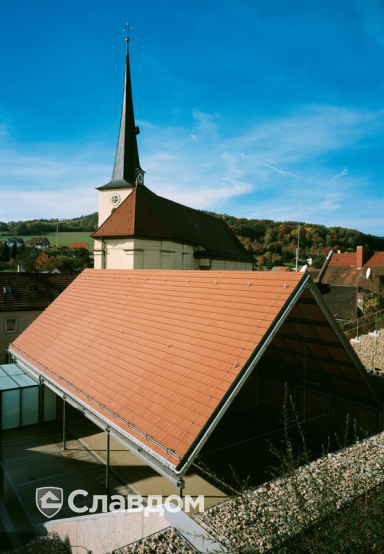 Вход в парк с крышей из черепицы Creaton Domino Naturrot