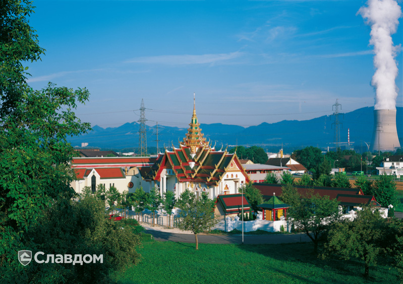 Буддийский храм с крышей Creaton Biber Klassik Weinrot Glasiert и Grun Glasiert