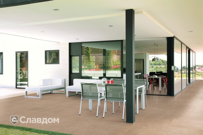 Терраса частного дома с использованием плитки Atlas Concorde Landstone Gold