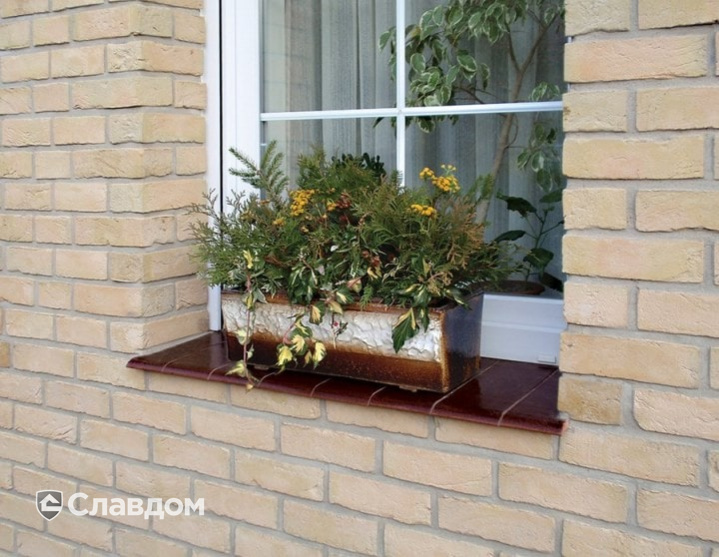 Фасад частного дома с применением клинкерных подоконников King Klinker 02 Brown-glazed