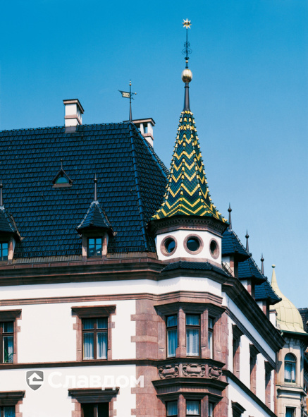 Частный дом с башней. Крыша из черепицы Creaton Biber Klassik Grun Glasiert.