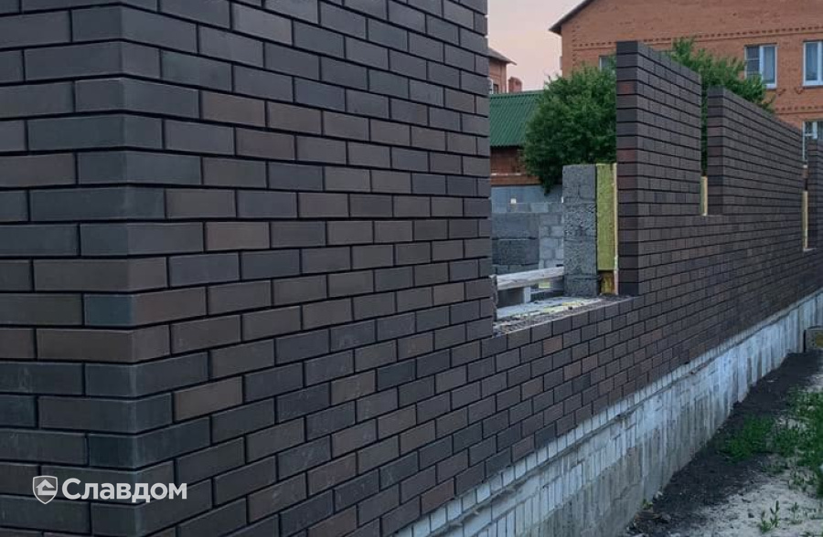 Стройка дома с применением кирпича Вышневолоцкая керамика Графит гладкий 1НФ