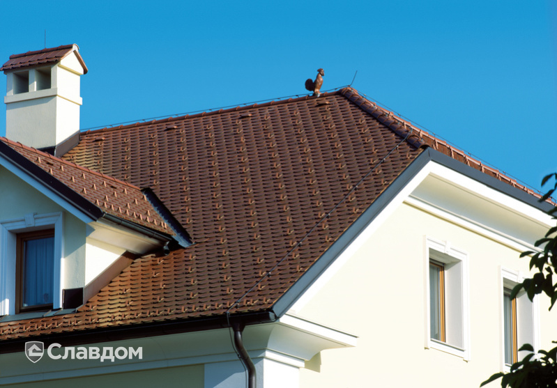 Здание с крышей из черепицы Creaton Biber Klassik Kupferrot engobiert