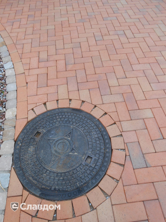 Дворовая территория частного дома с применением брусчатки Vandersanden Radeberg