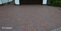Двор частного дома с применением брусчатки Vandersanden Calau 52