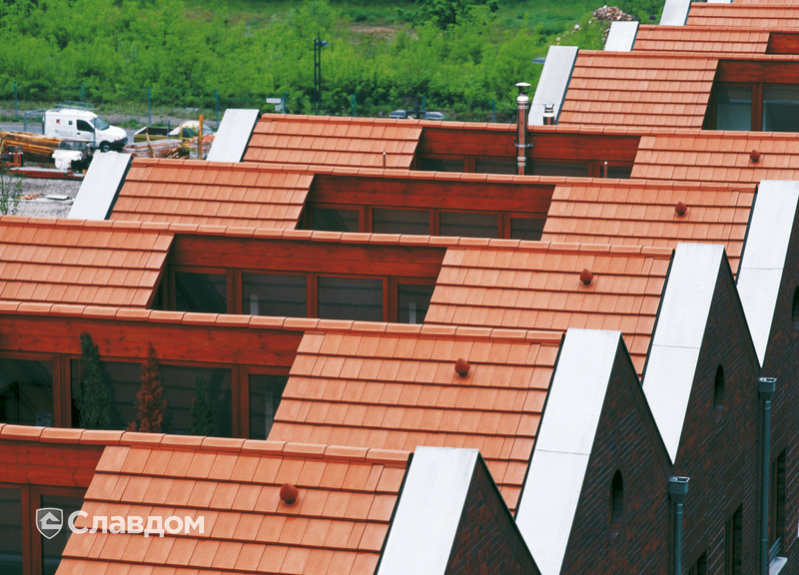 Таунхаус с крышей из черепицы Creaton Domino Naturrot