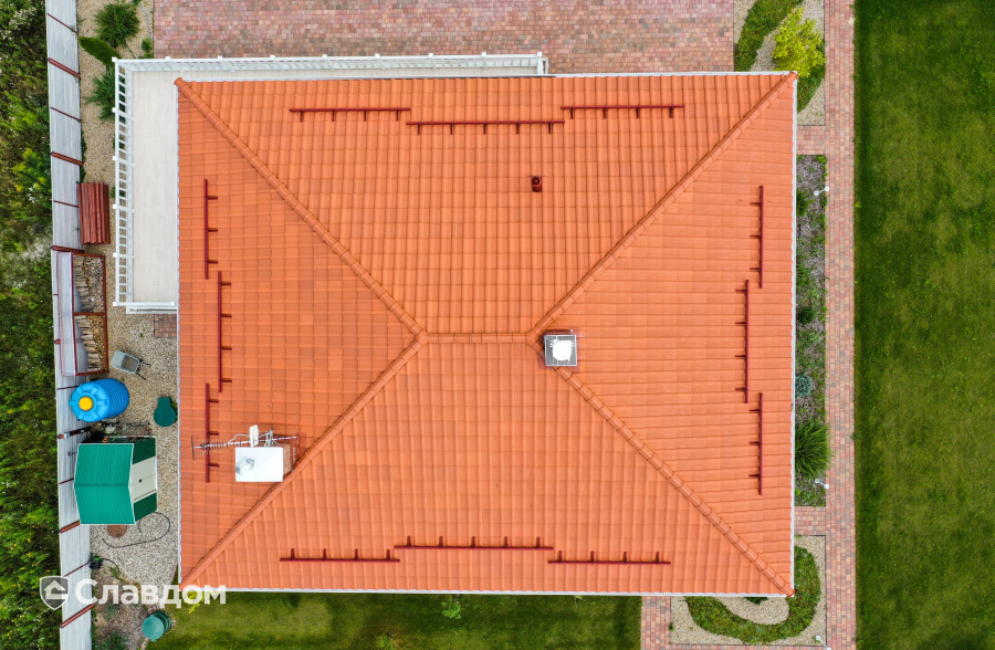 Частный дом с керамической черепицей BRAAS Рубин 9V красный