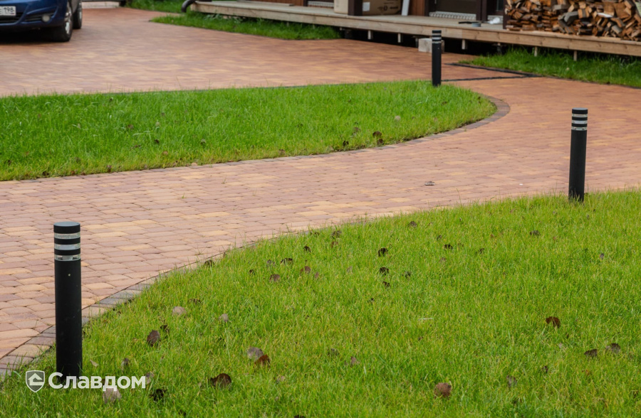 Частный дом в Ленинградской области с мощением плиткой Braer Классико