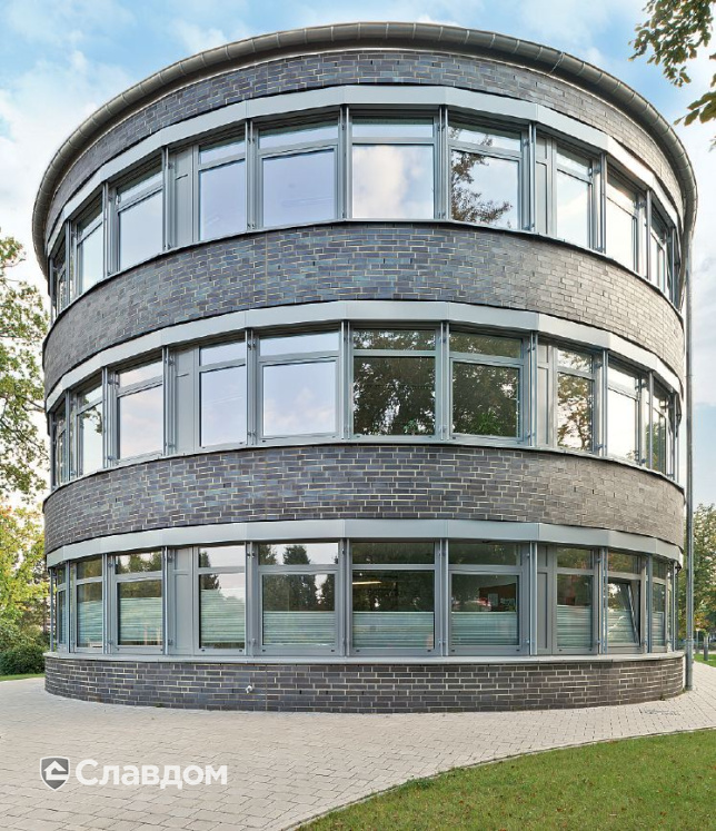 Административное здание района Хайдекрейс в Германии с облицовкой кирпичом MUHR 15 Schwarz-bunt Edelglanz