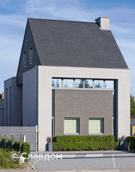 Двухэтажный дом с применением керамической черепицы Koramic 301 Plain Tile Smooth Braised Blue