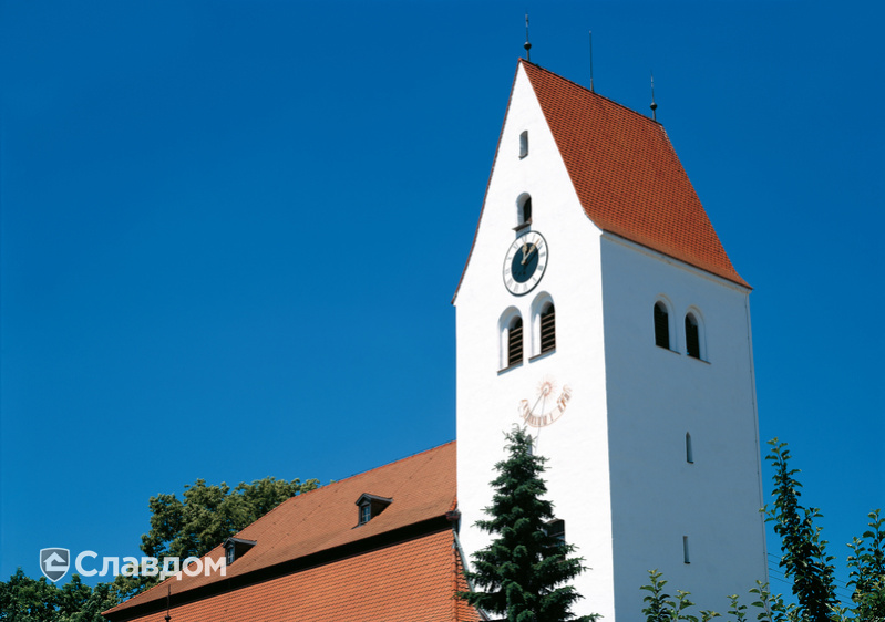 Общественное здание с крышей из черепицы Creaton Biber Klassik Naturrot