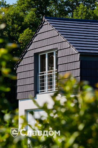 Частный дом с применением керамической черепицы Koramic Orea 9 anthracite matt engobe