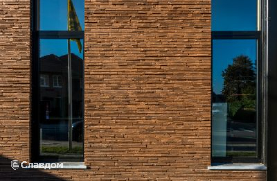 Сервисный центр в Звейнарде с облицовкой кирпичом Terca Cassia Bruin