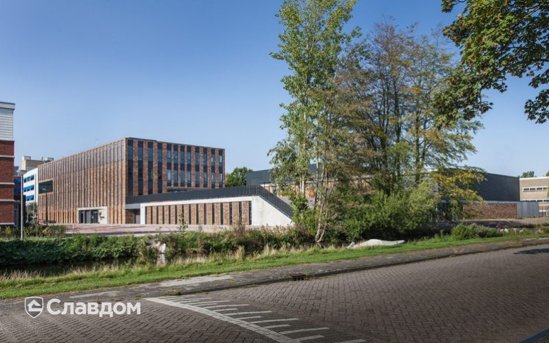 Drietar College с облицовкой кирпичом Terca Ortega Falls