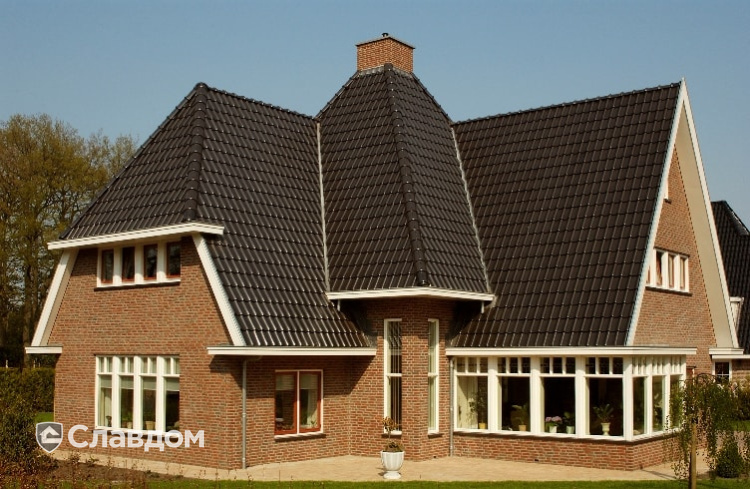 Частный дом с применением керамической черепицы Koramic Alegra 9 Brown Engobe (Польша)