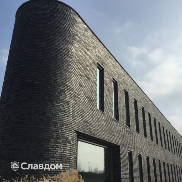 Офис Trapezium с облицовкой кирпичом Terca Rinko Falls