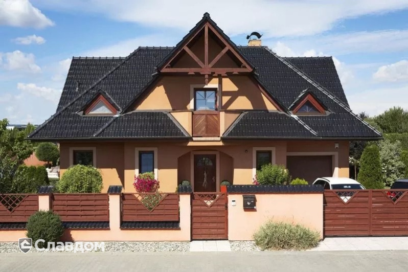 Жилой дом с черепицей TONDACH Французская 40-черный ангоб