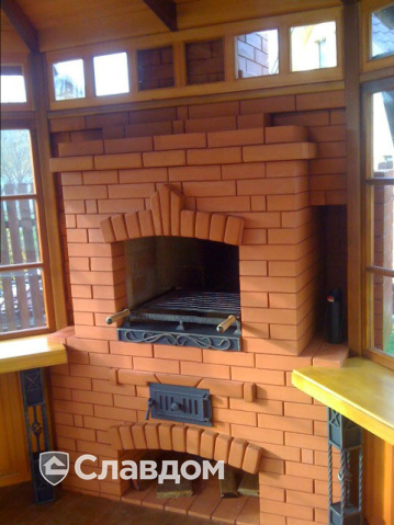Печь на веранде частного дома с облицовкой полнотелым кирпичом КС-Керамик Красный
