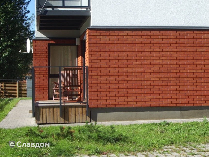 Жилой дом с облицовкой кирпичом Terca Red шероховатый