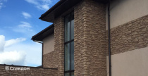 Облицовка фасада и цоколя частного дома искусственным камнем БАЛТФАСАД Тобол 093 и Кардинал 06