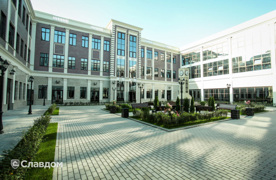 Клубный деловой центр Central Yard с облицовкой фасадной плиткой Stroeher Keravette Shine 825 sherry