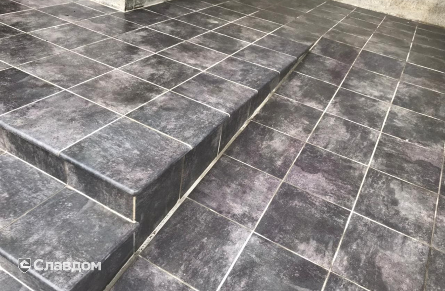 Крыльцо дома с облицовкой напольной плиткой и ступенями Westerwaelder Klinker ATRIUM Dunkelgrau