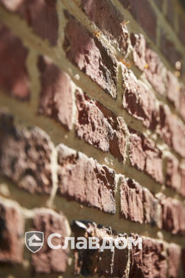 Стена аббатства в Вествлетерене с облицовкой кирпичом Terca Paarsblauw